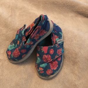 TOMS size T5 little girls shoes